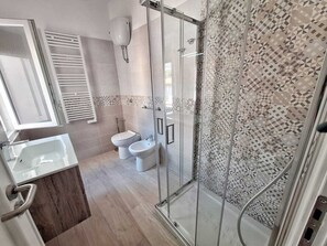 Shower, bidet, towels, soap - Seafront apartment in Santa Maria di Castellabate near the Pepi Promenade (Santa Maria di Castellabate)