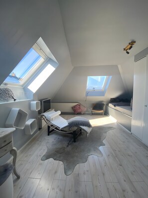 Tabla de planchar con plancha, wifi y ropa de cama