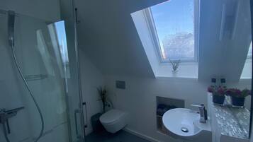 Dusche, Haartrockner, Handtücher