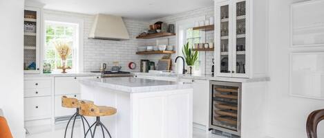 ثلاجة، فرن، موقد طهي مسطح، غسالة أطباق