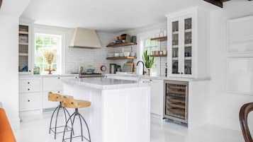 Fridge, oven, stovetop, dishwasher