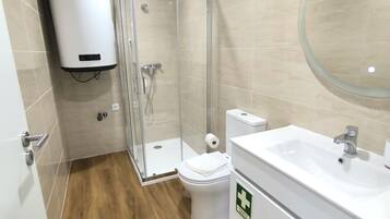 Een douche, een haardroger, handdoeken, zeep