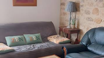 Télévision, cheminée, table de tennis de table