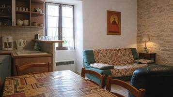 Fernseher, Kamin, Tischtennisplatte