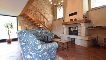 Fernseher, Kamin, Tischtennisplatte