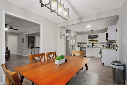 Spacious Home, Sleeps 12 w/ King Beds,Shuffleboard