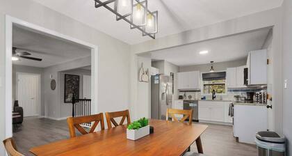 Spacious Home, Sleeps 12 w/ King Beds,Shuffleboard