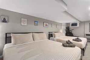 5 habitaciones, escritorio y tabla de planchar con plancha 