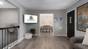 Una televisión, una oficina