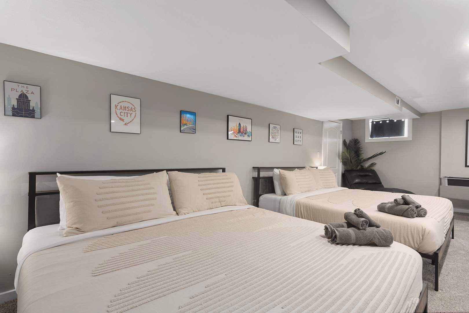 5 habitaciones, escritorio y tabla de planchar con plancha 