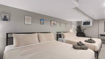 5 habitaciones, escritorio y tabla de planchar con plancha