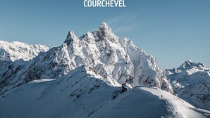 Ett snötäckt berglandskap med en logotyp och texten ”COURCHEVEL”.