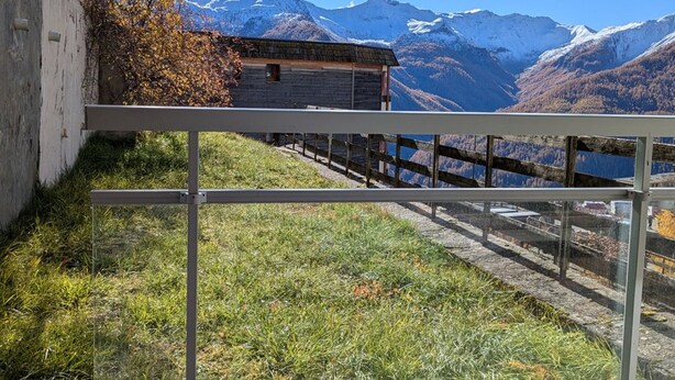 A mountain view with a wooden cabin and a metal railing. - Spacious studio for rent, Orcières ski center (Orcières Merlette)