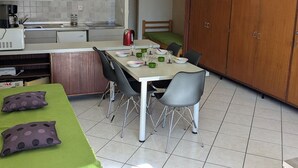 A compact kitchen with a dining area, a bed, and a wardrobe. - Spacious studio for rent, Orcières ski center (Orcières Merlette)