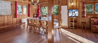 Savoyard chalet near slopes, 13 guests, Parking, Wifi