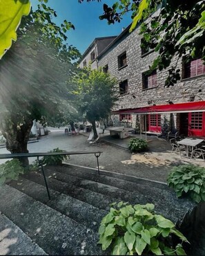 Outdoor dining - Hôtel pub le petit bosquet  (Santo-Pietro-di-Venaco)