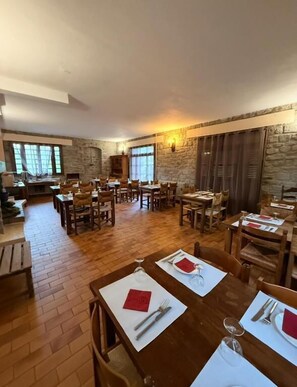 Dining - Hôtel pub le petit bosquet  (Santo-Pietro-di-Venaco)