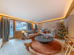 TV - Luxury Apartment with Pool, Sauna and Hammam in Val-d'Isère (Val-d'Isère)
