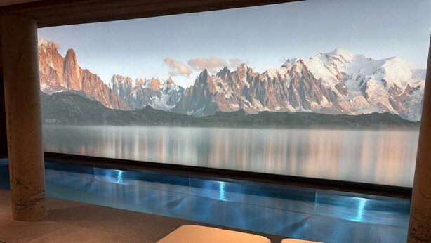 Zona de piscina con vistas a un paisaje montañoso.