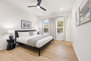 3 bedrooms, iron/ironing board, WiFi, bed sheets - The Pearl-0.5 mi to Baum Walker Field-1.5 mi to DT (Fayetteville)