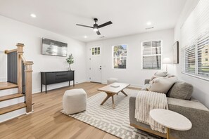 TV, offices - The Pearl-0.5 mi to Baum Walker Field-1.5 mi to DT (Fayetteville)