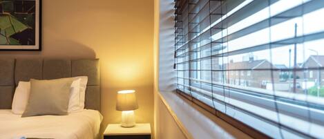 Planxa i posts de planxar, wifi i roba de llit