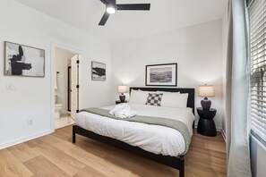 2 bedrooms, iron/ironing board, WiFi, bed sheets - The Crystal-0.5 mi to Baum Walker field-1.5 mi to DT (Fayetteville)