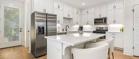 Réfrigérateur, four à micro-ondes, un four, surface de cuisson