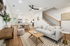 Televisión y oficina 