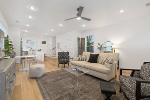 TV, offices - Campus Core-0.5 mi to Bud Walton-2 mi to Downtown (Fayetteville)