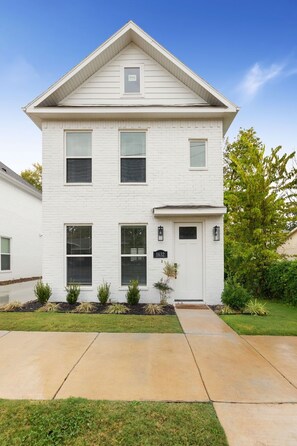 Exterior - Campus Core-0.5 mi to Bud Walton-2 mi to Downtown (Fayetteville)