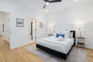 2 bedrooms, iron/ironing board, WiFi, bed sheets - Campus Core-0.5 mi to Bud Walton-2 mi to Downtown (Fayetteville)
