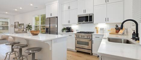 Réfrigérateur, four à micro-ondes, un four, surface de cuisson