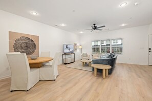 TV, offices - The Dugout-30+ day stays only!-2mi to Downtown (Fayetteville)