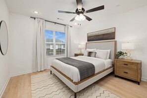 3 bedrooms, iron/ironing board, WiFi, bed sheets - The Dugout-30+ day stays only!-2mi to Downtown (Fayetteville)