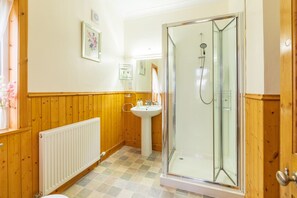 Superior Double Room, Ensuite, Sea View | Bathroom - Strathview Lodge B&B (Dornoch)