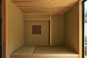 Habitación cuádruple superior, vista al jardín | Área de sala de estar