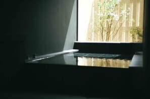 Habitación cuádruple superior, vista al jardín | Baño | Tina con regadera, amenidades de baño gratuitas, secadora de cabello