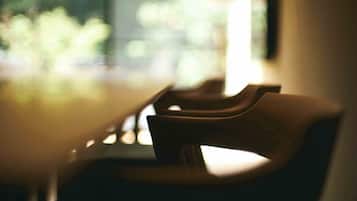 Habitación cuádruple superior, vista al jardín | Área de sala de estar