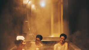 A steam room with wooden walls and ceiling, three people in a hot tub, and visible steam. - GEOSPOT MOTOHAKONE B (Hakone)