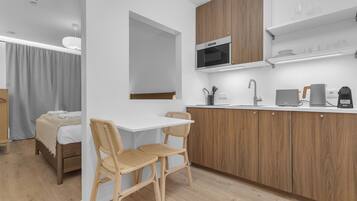 Microondas, parrilla de estufa, lavavajillas y utensilios de cocina