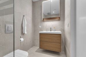 Shower, hair dryer, towels, soap - Castle Inn (Keflavík)