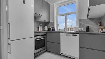 Deluxe Apartment | Private kitchen | Microwave, stovetop, dishwasher, cookware/dishes/utensils
