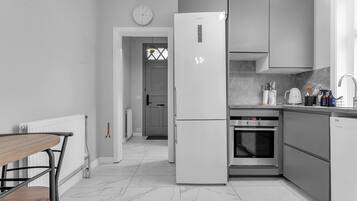 Deluxe Apartment | Private kitchen | Microwave, stovetop, dishwasher, cookware/dishes/utensils