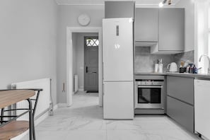 Apartamento luxo | Cozinha privada | Micro-ondas, cooktop, lava-louças, talheres/pratos/utensílios de cozinha