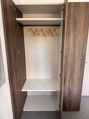 Deluxe-værelse til 3 personer - ikke-ryger | Pengeskab på værelset, gratis Wi-Fi