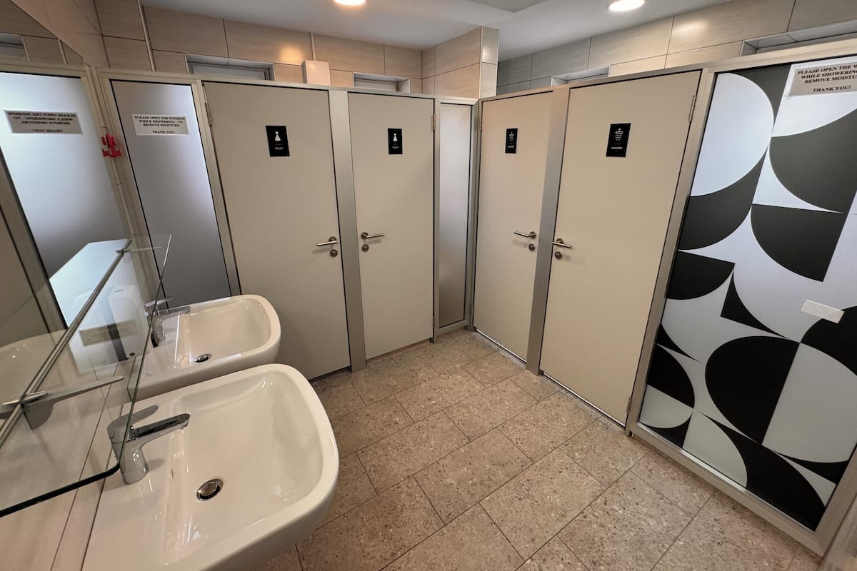 Deluxe-Dreibettzimmer | Badezimmer | Hausschuhe