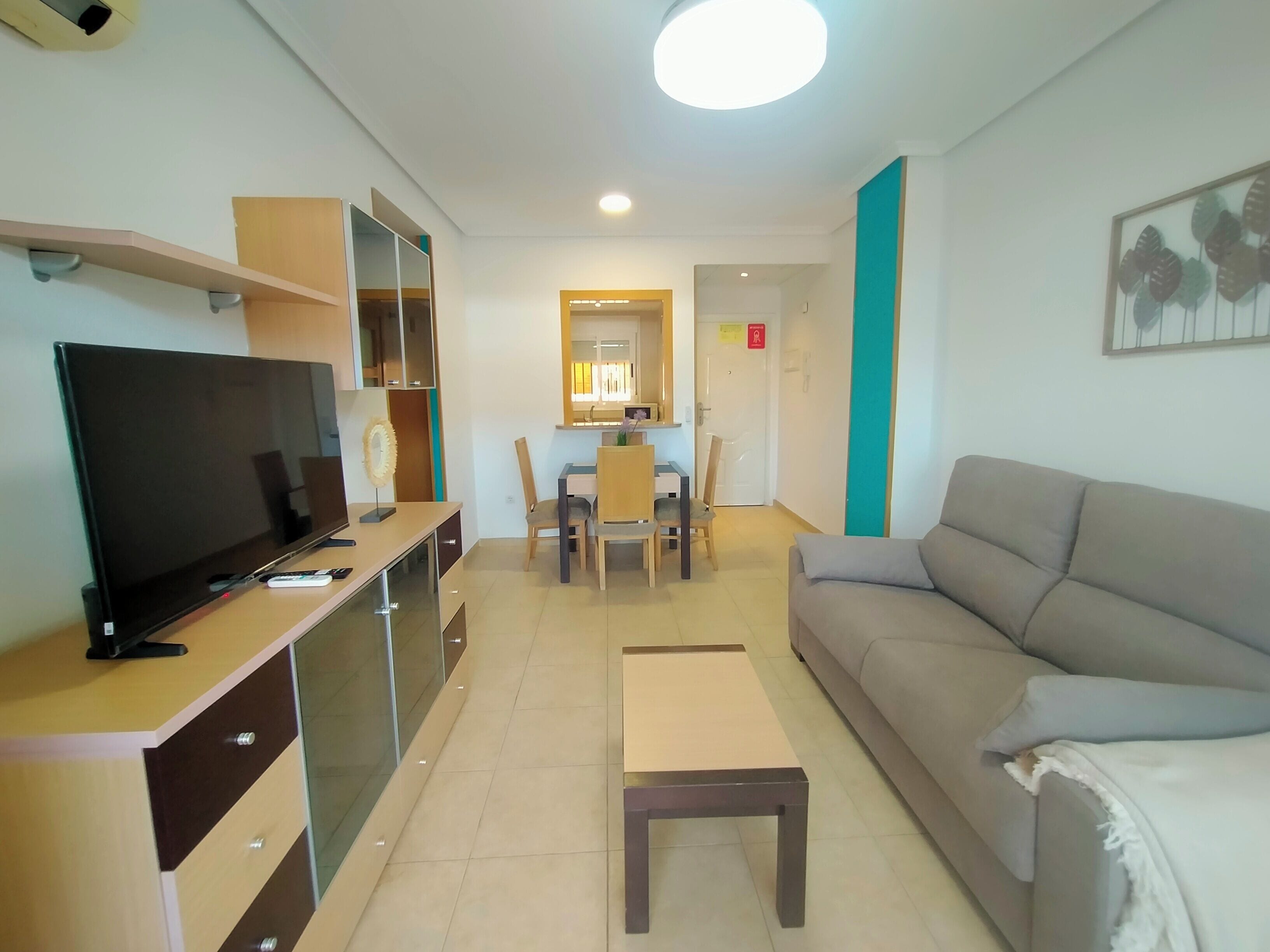 Familjelägenhet - balkong - utsikt mot staden | Vardagsrum | 32-tums LED-tv med digitalkanaler