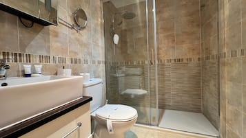 Premium appartement, balkon, uitzicht op zee | Badkamer | Zeep, toiletpapier