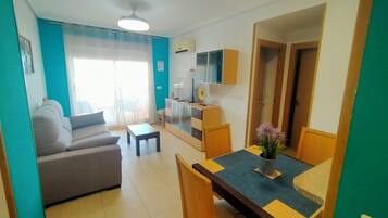 Appartement Familial, balcon, vue ville | Coin séjour | Télévision LED de 32 pouces avec chaßnes numériques